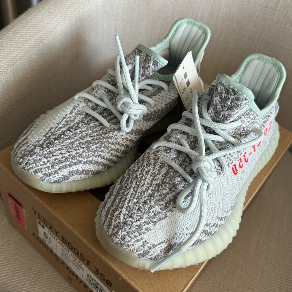 adidas Yeezy Boost 350 V2 Blue Tint Kids Size 5.5